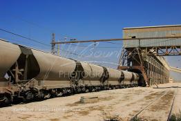 Image du Maroc Professionnelle de  Chargement et transport des phosphates par train à l'unité de production du Groupe OCP de L'Office chérifien des phosphates à Khouribga. Le Groupe OCP : Société anonyme fondée en 1920 et domiciliée au Maroc. Groupe OCP est le leader mondial des exportations des phosphates et produits dérivés, Mercredi 19 Septembre 2007. (Photo / Abdeljalil Bounhar) 